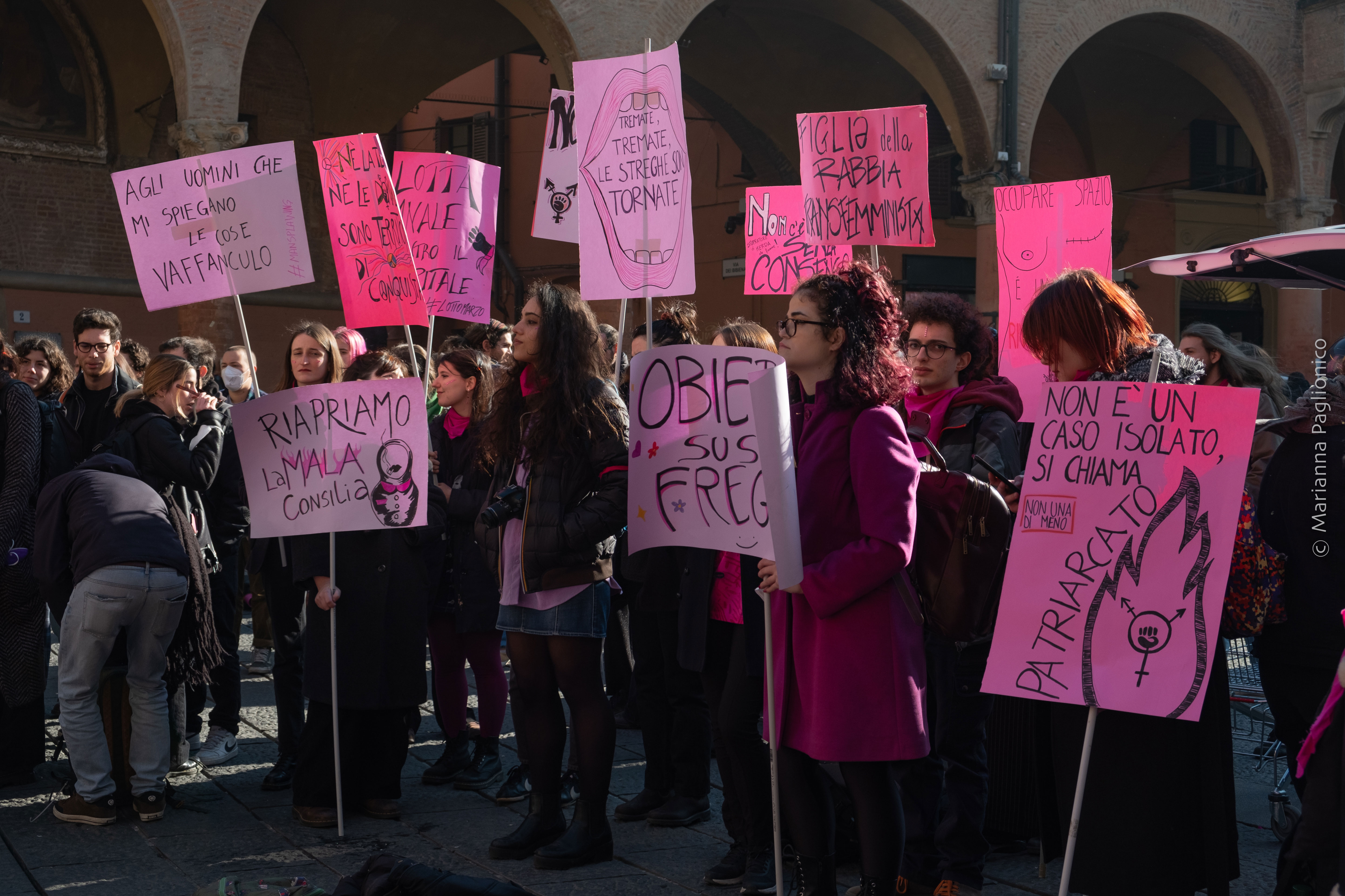 Manifestazione universitaria, cartelloni collettivo Lettere Aperte