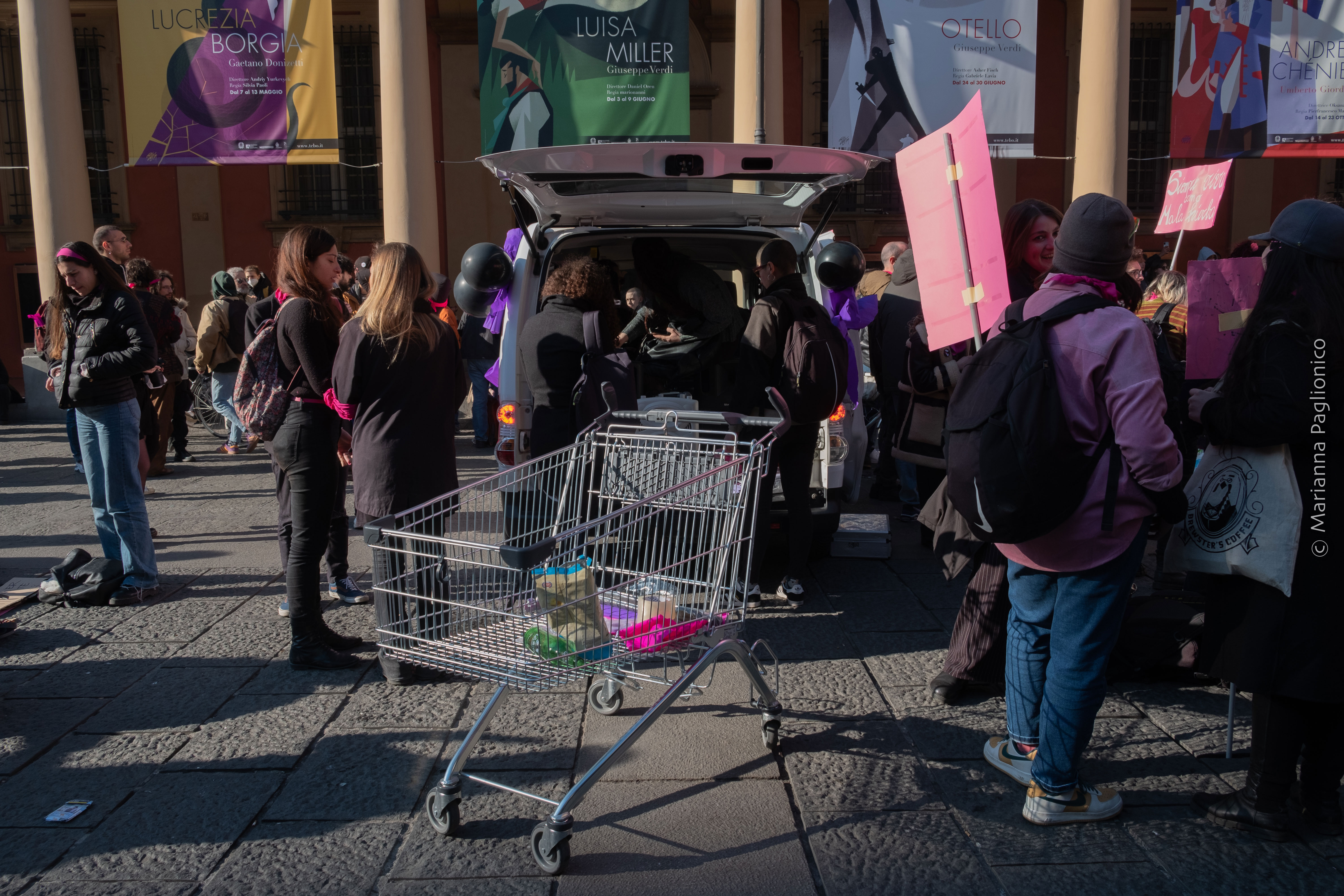 Manifestazione universitaria, carrello in piazza Verdi