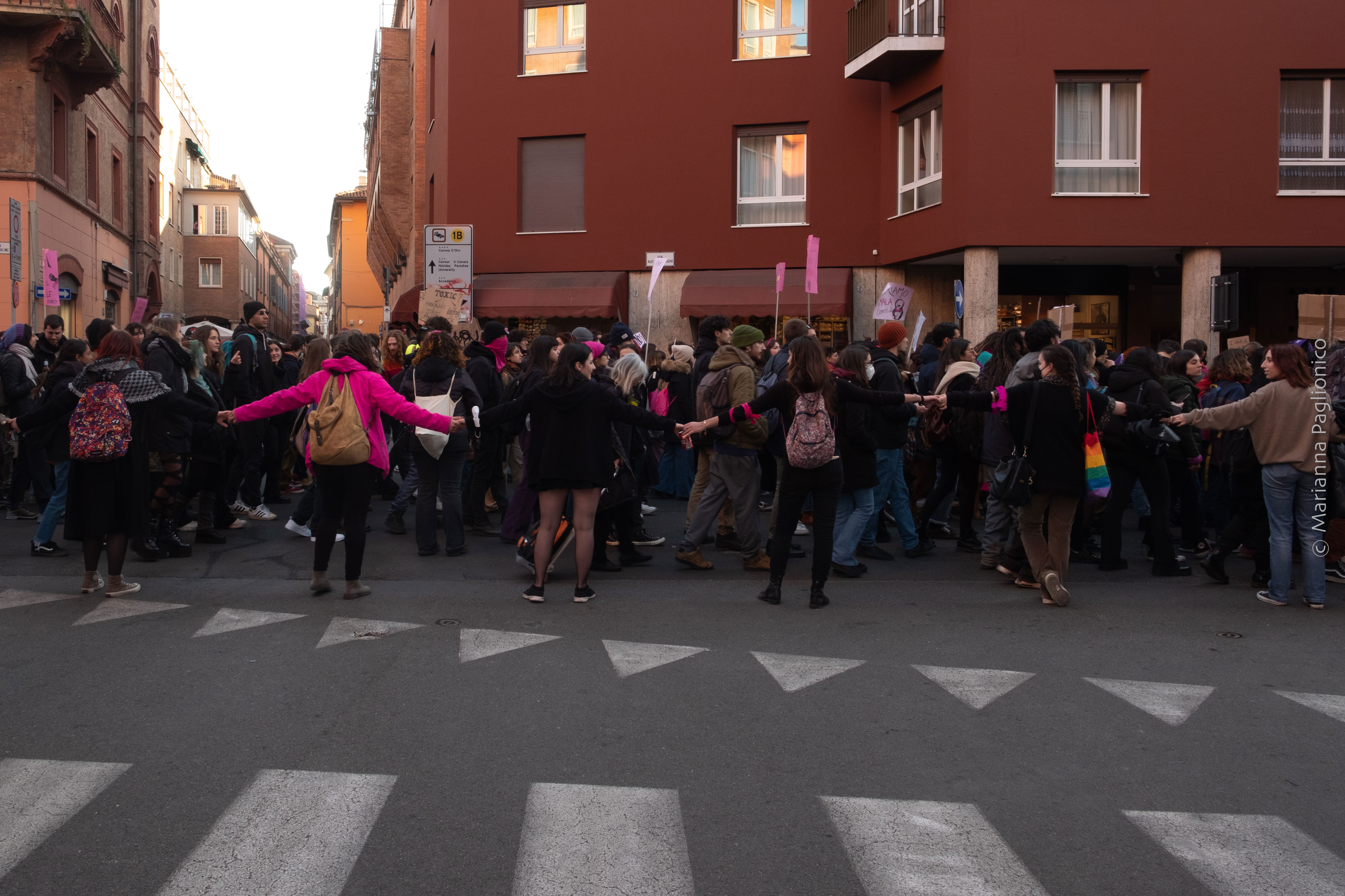 Manifestazione universitaria, corteo in via delle Moline
