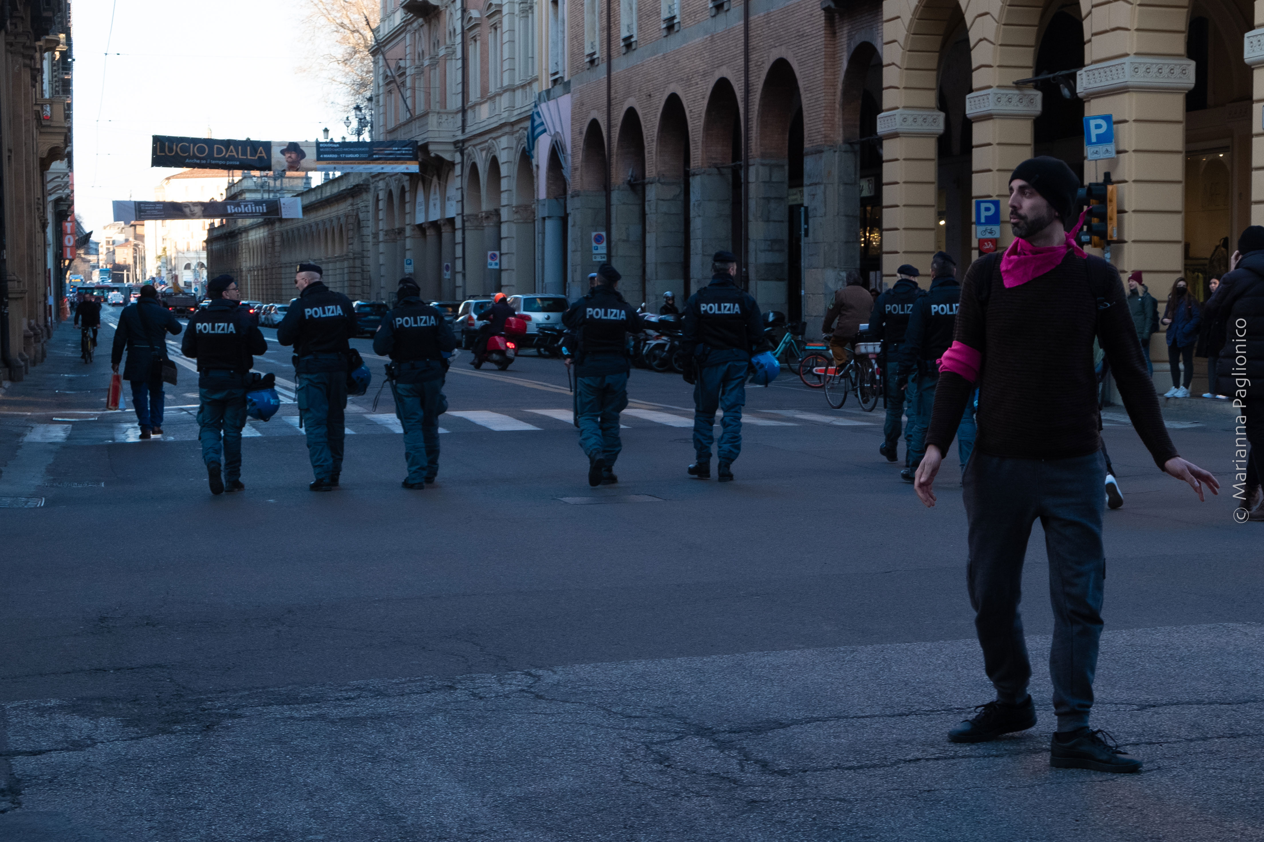 Manifestazione universitaria, corteo in via Indipendenza