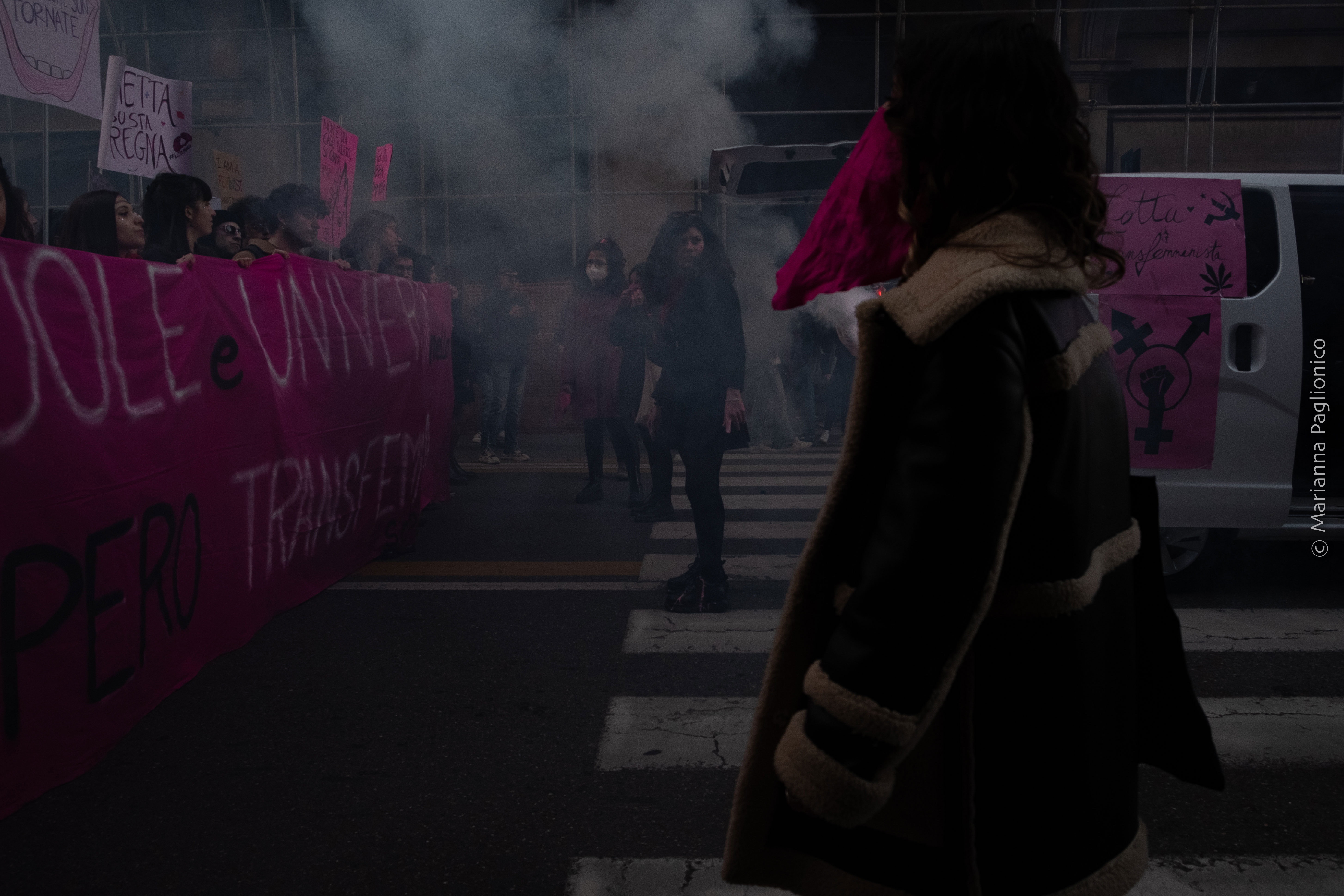 Manifestazione universitaria, fumogeni corteo in via Indipendenza
