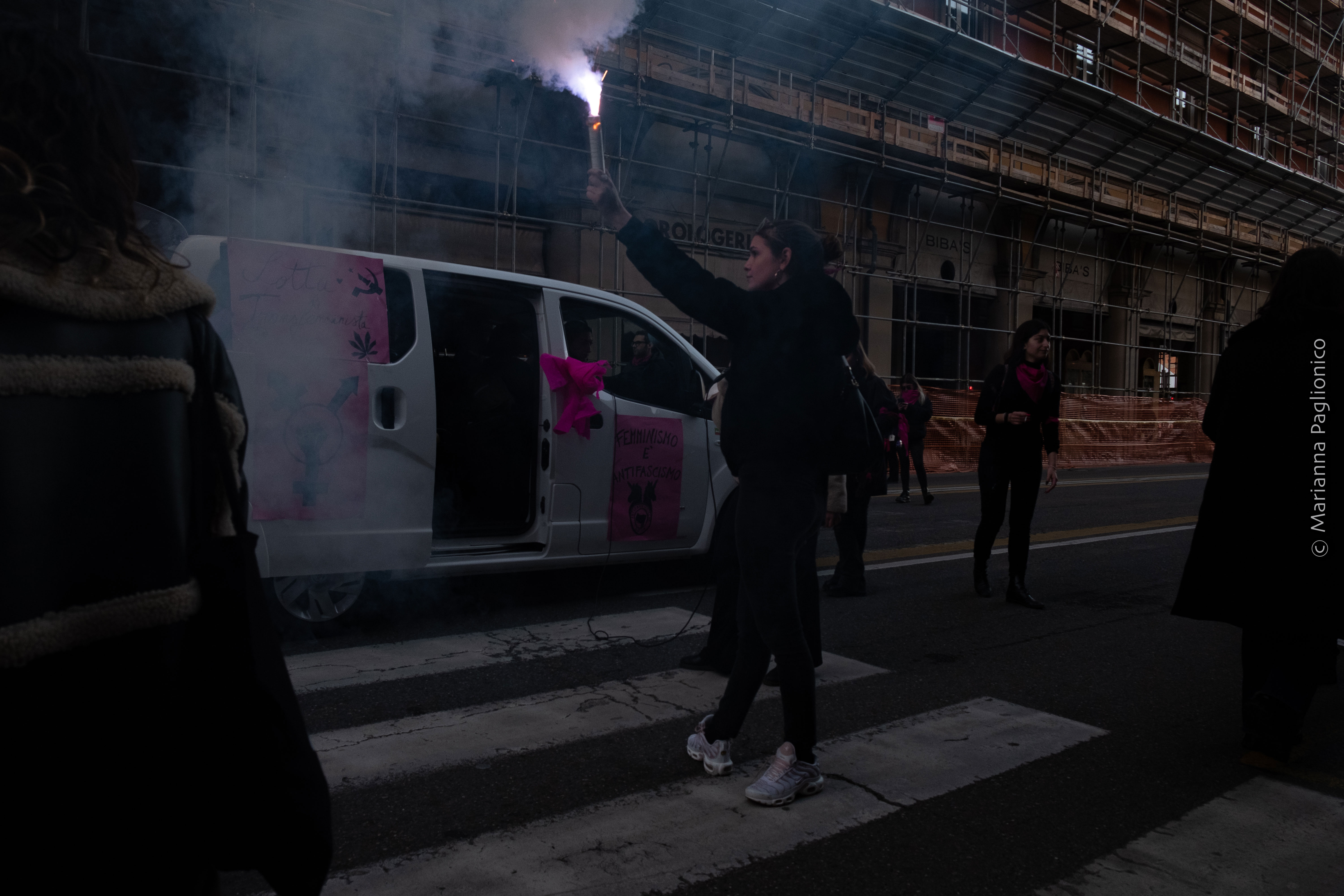 Manifestazione universitaria, fumogeni corteo in via Indipendenza