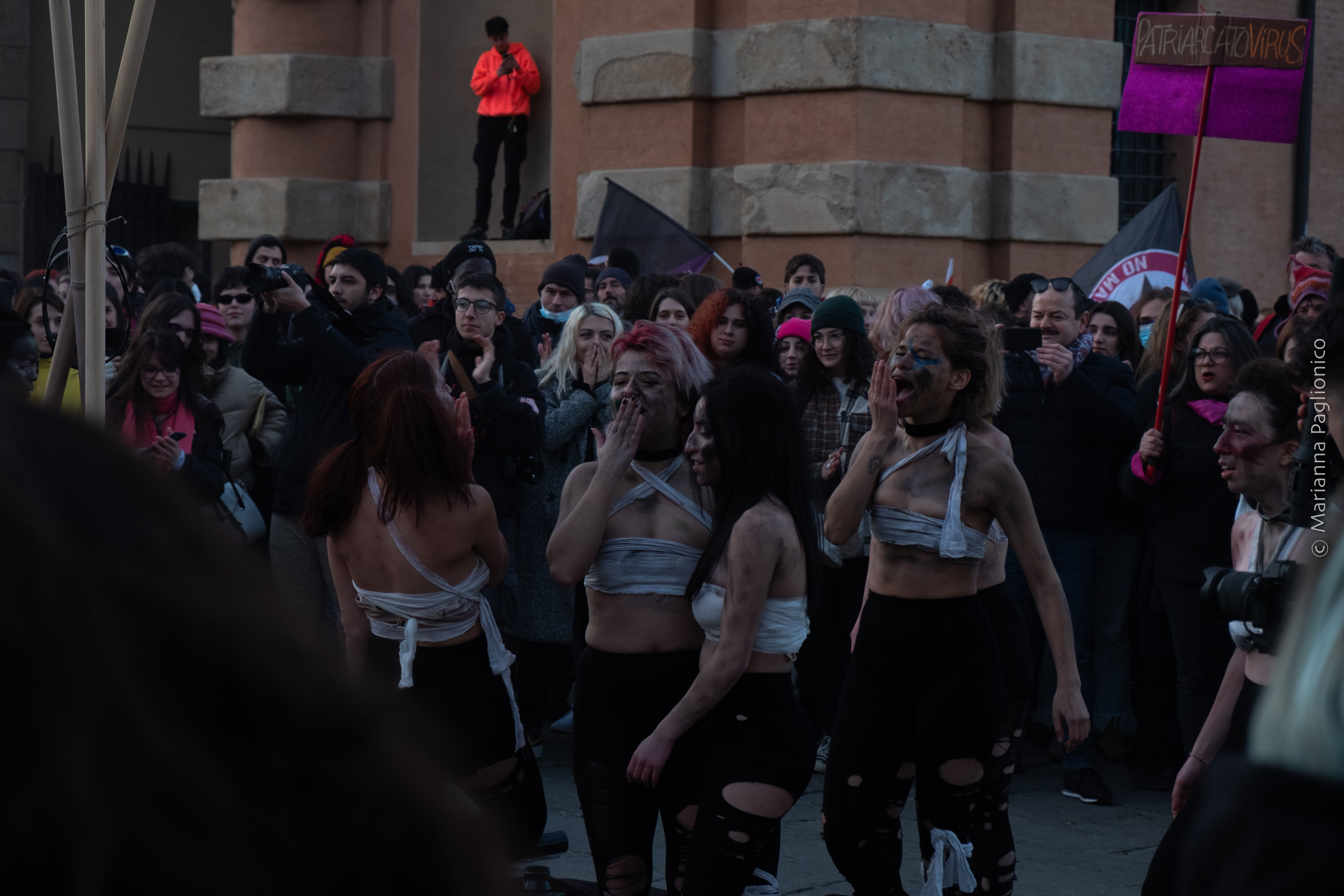 Manifestazione nonunadimeno, danza durante il corteo